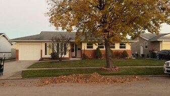 7 Wildwood Rd in Elk Grove Village, IL - Building Photo