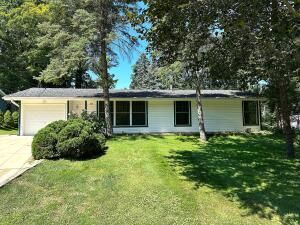856 Brickley Dr in Fontana, WI - Building Photo