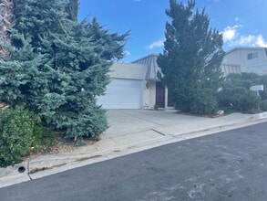 6052 Pat Ave in Woodland Hills, CA - Foto de edificio - Building Photo