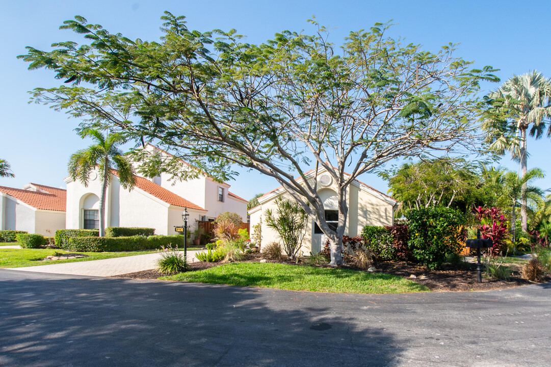 13230 St Tropez Cir in West Palm Beach, FL - Building Photo