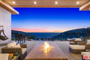 10715 Yerba Buena Rd in Malibu, CA - Building Photo