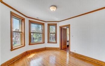 3615 N Oakley Ave, Unit 2 in Chicago, IL - Building Photo - Building Photo
