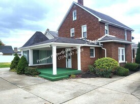 300 Wampum Ave in Ellwood City, PA - Building Photo