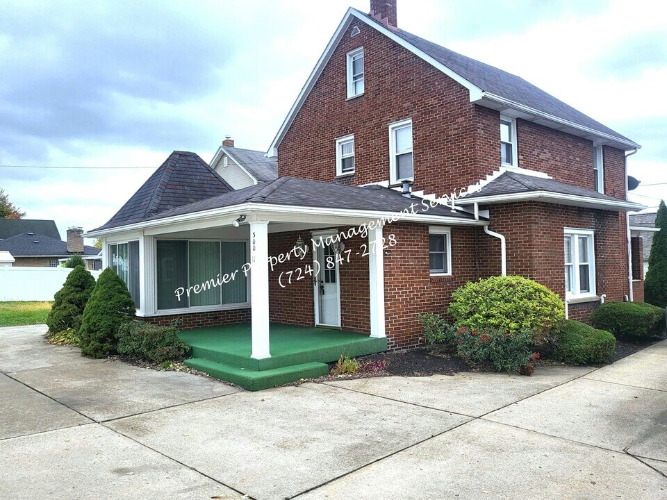 300 Wampum Ave in Ellwood City, PA - Building Photo