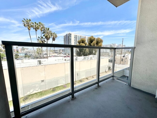 11407 Chandler Blvd in Los Angeles, CA - Building Photo - Building Photo