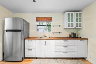 353 E Lakewood Rd in West Palm Beach, FL - Building Photo