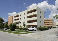 Baracoa in Hialeah, FL - Foto de edificio - Building Photo