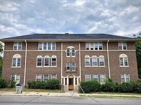 3070 N Oakland Ave, Unit Apt A in Milwaukee, WI - Building Photo
