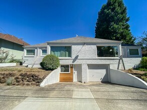 2715 NE Weidler St in Portland, OR - Building Photo - Building Photo
