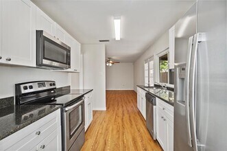 3002 Lindbergh Dr in Dallas, TX - Building Photo - Building Photo