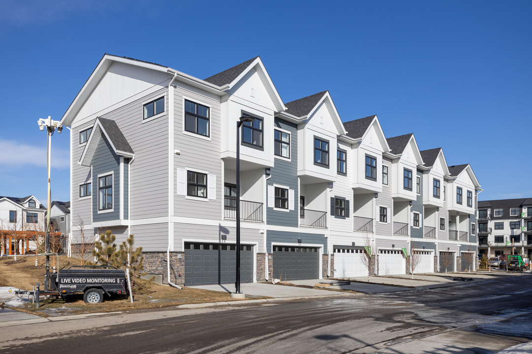 Les Jardins in Calgary, AB - Building Photo