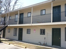 Manor Apartments in Houston, TX - Building Photo