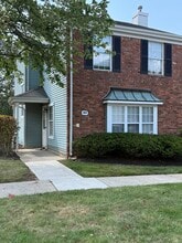 384 Inwood Ct in Somerset, NJ - Foto de edificio - Building Photo