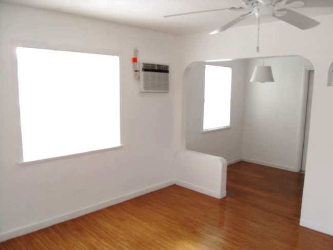 900 SW 7th Terrace, Unit Apt B in Hallandale Beach, FL - Foto de edificio - Building Photo