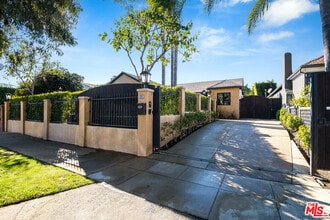 139 S Kilkea Dr in Los Angeles, CA - Building Photo - Building Photo