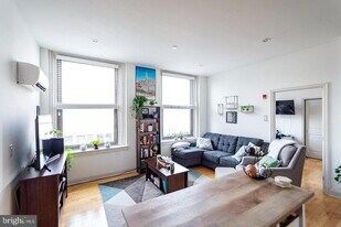 427 Monroe St in Philadelphia, PA - Building Photo