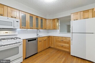 60 Hampshire Dr in Plainsboro, NJ - Building Photo - Building Photo