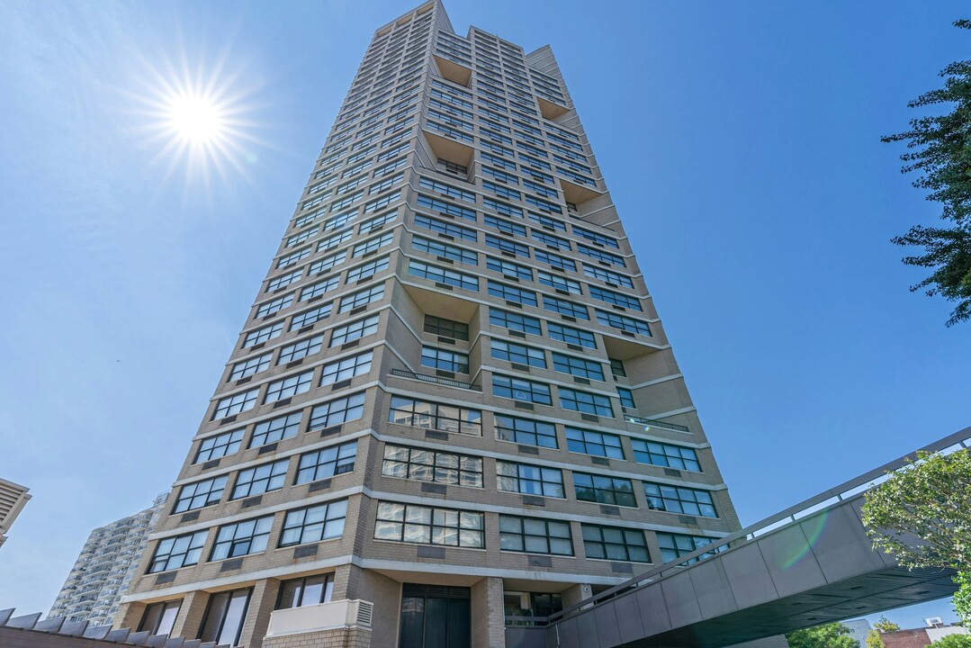 7000 JFK Blvd E in West New York, NJ - Foto de edificio