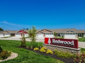 Redwood West Jefferson in West Jefferson, OH - Foto de edificio - Building Photo