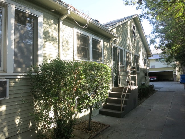 56-62 N Parkwood Ave in Pasadena, CA - Building Photo - Building Photo