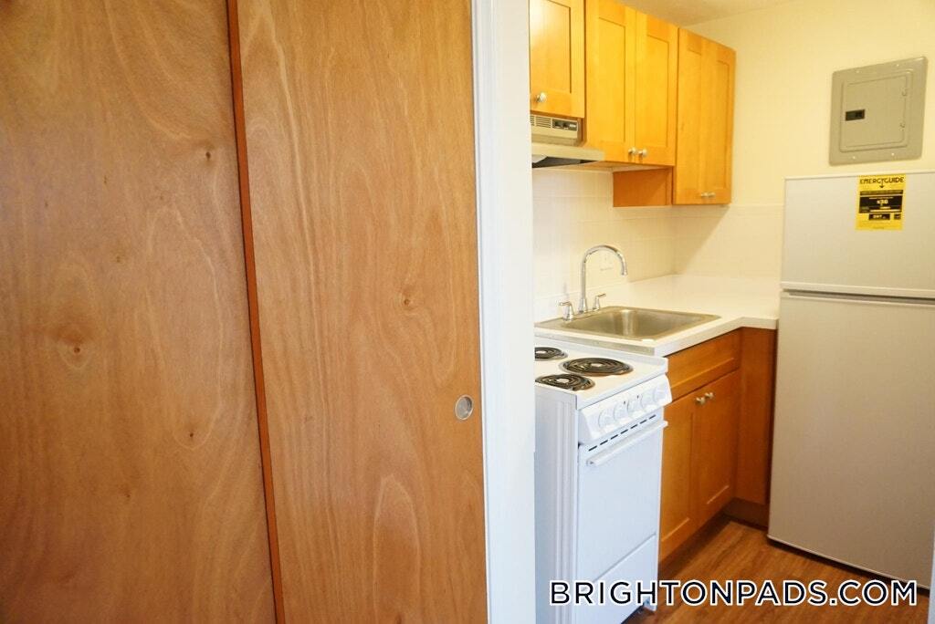 164 N Beacon St in Boston, MA - Building Photo