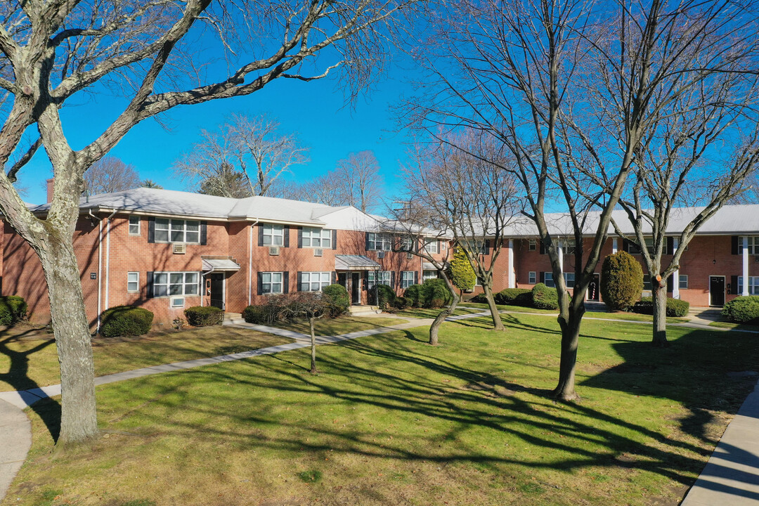 Lakeview Terrace Apartments in Eatontown, NJ - Building Photo