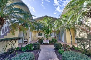 8109 Country Rd in Ft. Myers, FL - Building Photo