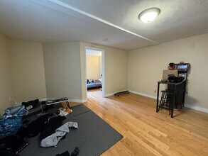 385 Dorchester St, Unit B2 in Boston, MA - Foto de edificio - Building Photo