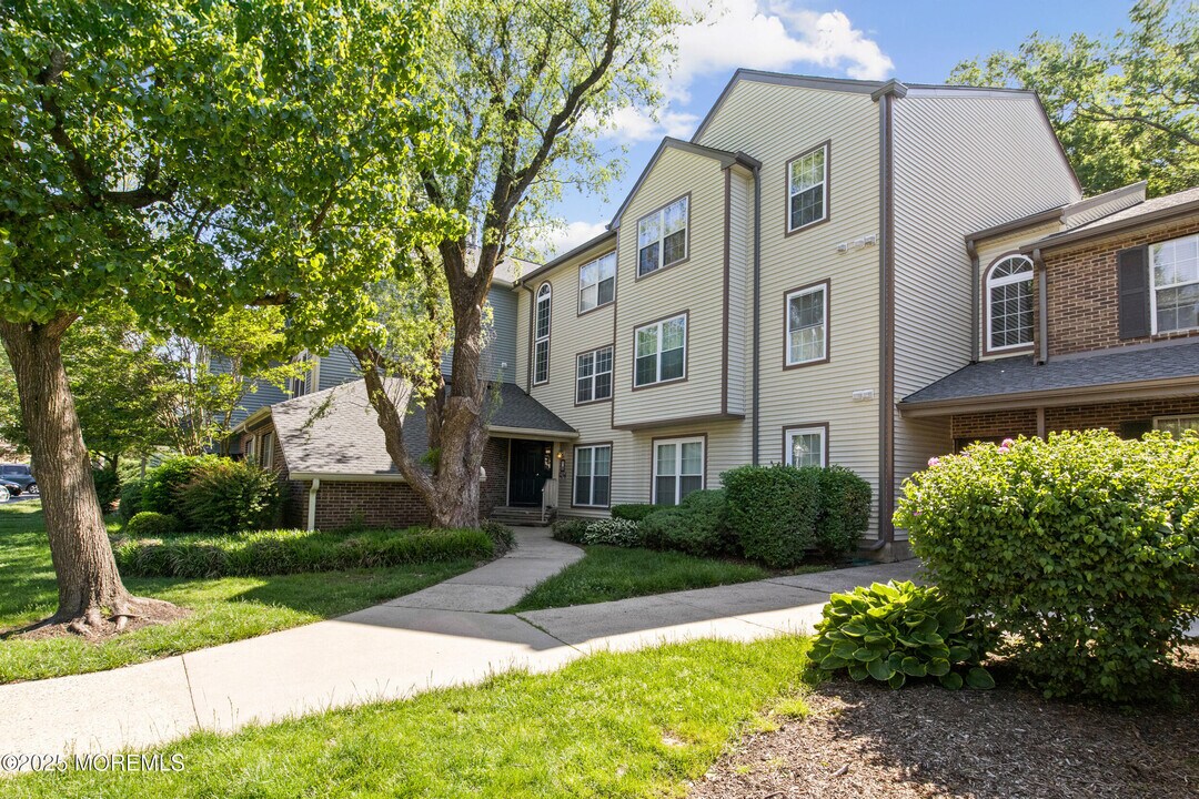 6072 Cedar Ct in South Brunswick, NJ - Building Photo