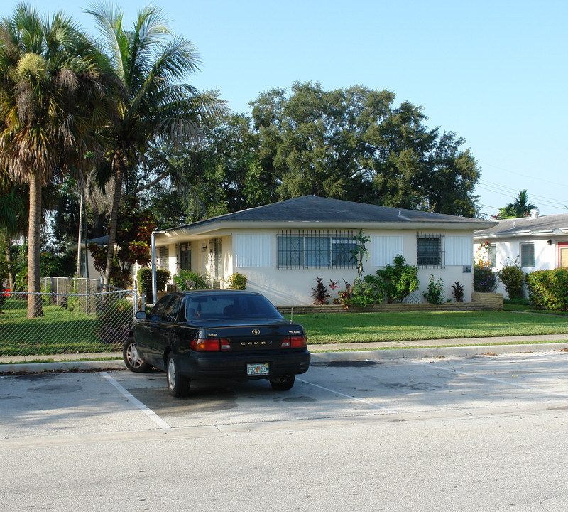 1960 NE 167th St in Miami, FL - Building Photo