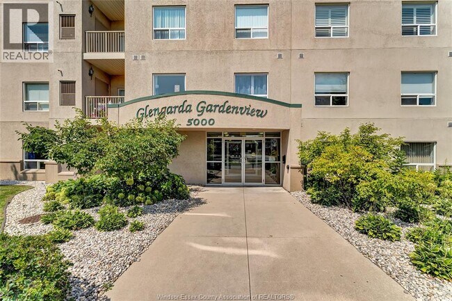 5000 Wyandotte St E in Windsor, ON - Foto de edificio - Building Photo