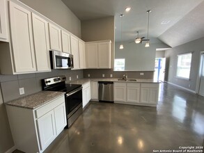 940 Country Club Dr in Seguin, TX - Foto de edificio - Building Photo
