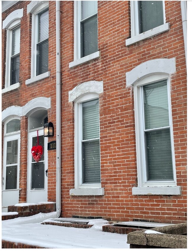 107 W 13th St in Dubuque, IA - Foto de edificio - Building Photo
