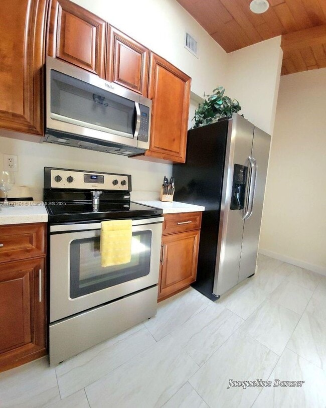 2241 NE 38th St in Lighthouse Point, FL - Building Photo - Building Photo