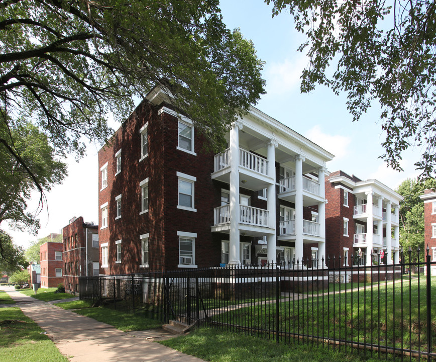 Colonial Court in Kansas City, MO - Foto de edificio