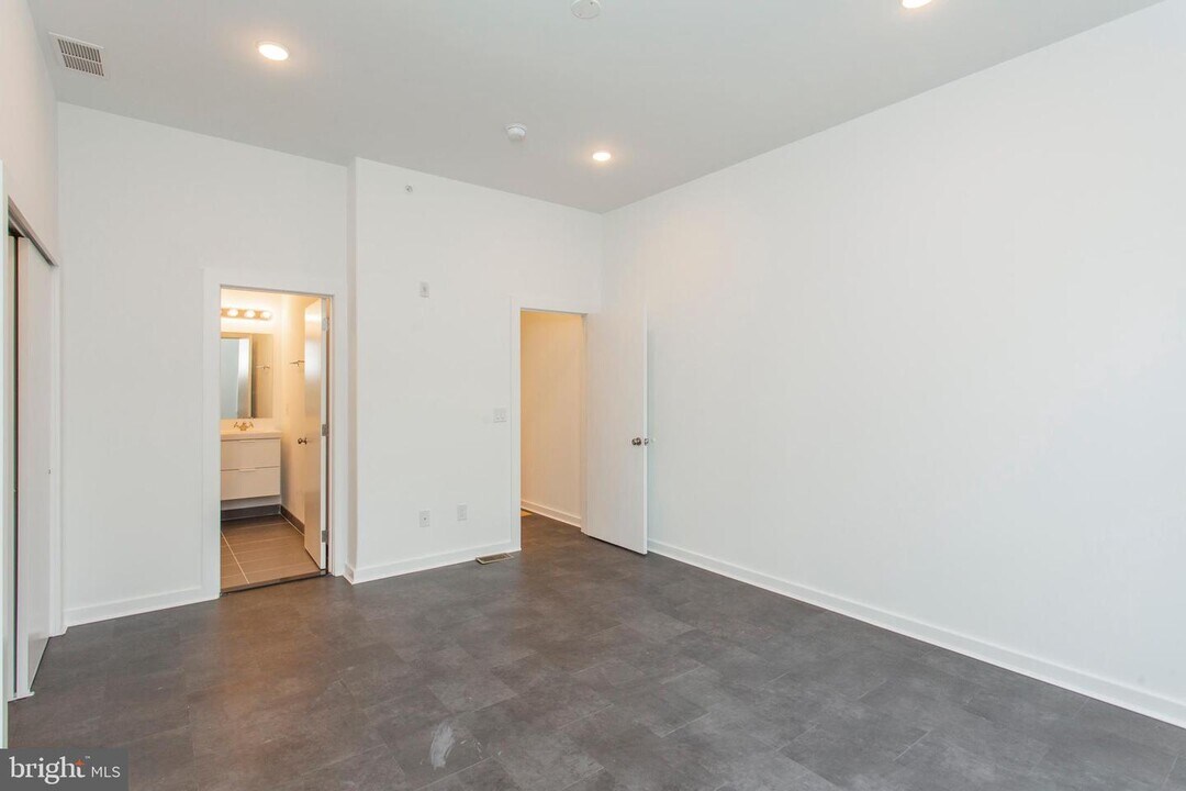 1154 S Sydenham St-Unit -1 in Philadelphia, PA - Building Photo