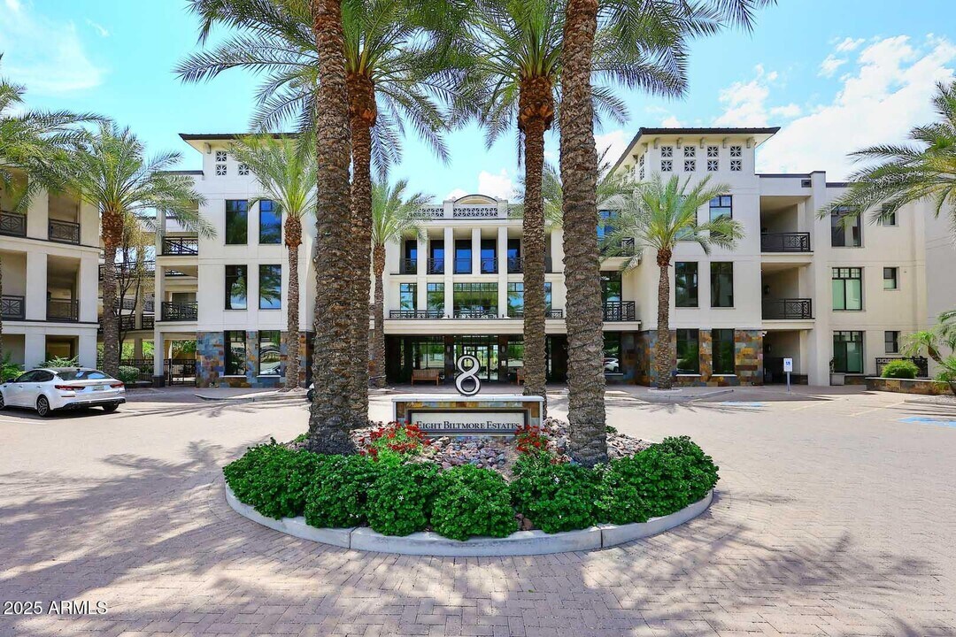 8 Biltmore Estates Dr in Phoenix, AZ - Building Photo