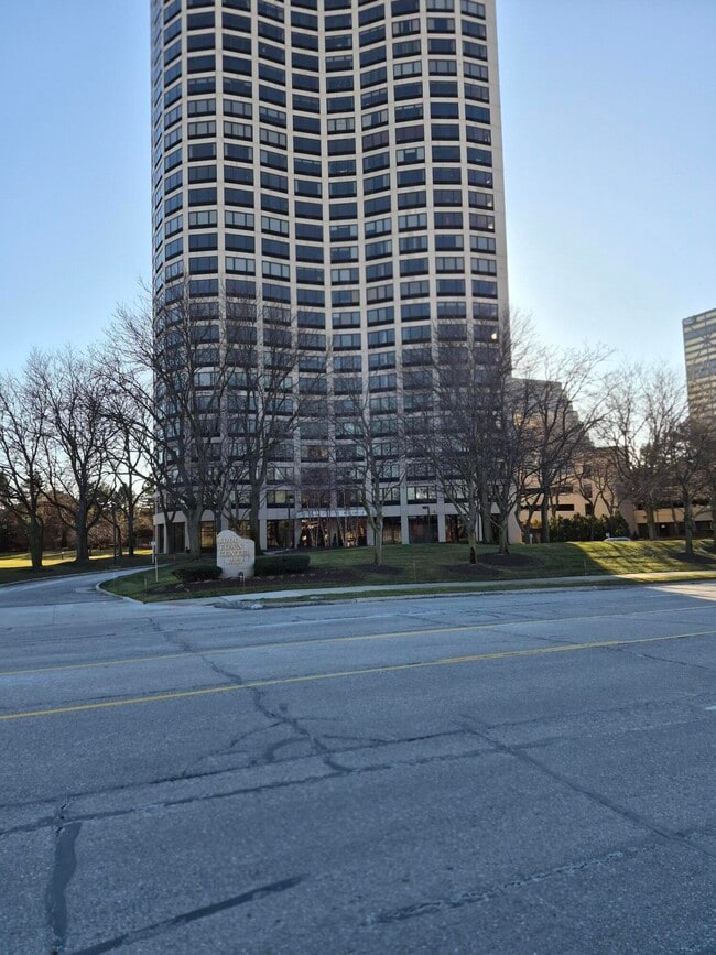 5000 Civic Center Dr in Southfield, MI - Building Photo - Building Photo