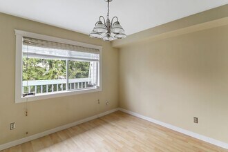 1121 SW Barrington Dr in Oak Harbor, WA - Building Photo - Building Photo