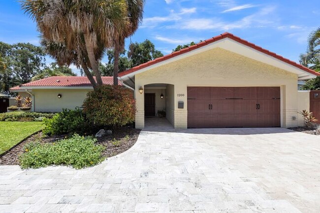 1200 Eden Isle Blvd NE in St. Petersburg, FL - Building Photo - Building Photo