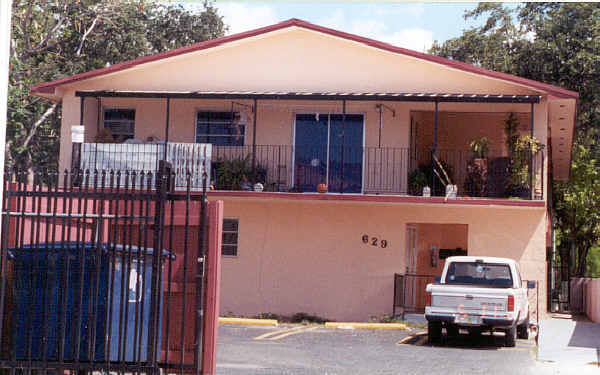 629 NW 1st St in Miami, FL - Foto de edificio - Building Photo