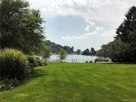 7 Tamarack Rd in Mahopac, NY - Building Photo