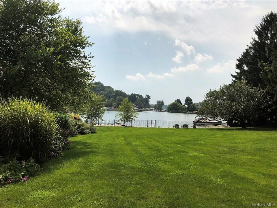 7 Tamarack Rd in Mahopac, NY - Building Photo