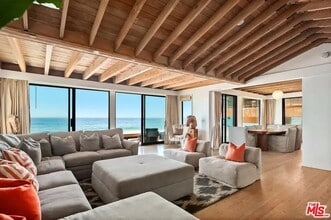 24608 Malibu Rd in Malibu, CA - Foto de edificio - Building Photo