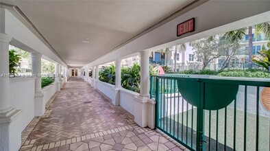 20000 E Country Club Dr, Unit 208 in Aventura, FL - Building Photo - Building Photo