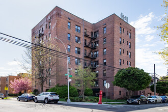 17006 Crocheron Ave in Flushing, NY - Foto de edificio - Building Photo