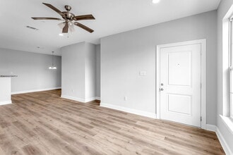 12088 Lamey Brg Rd in D'Iberville, MS - Foto de edificio - Building Photo