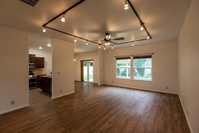 2743 Spruce Dr in Fruitland, ID - Building Photo - Building Photo