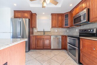 121 Golden Isles Dr in Hallandale Beach, FL - Building Photo - Building Photo