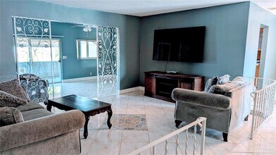 5710 NW 13th Ct in Lauderhill, FL - Foto de edificio - Building Photo